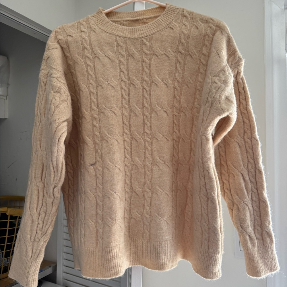 Women’s Crew Neck Sweater
Size: M
There’s little stain on the front.